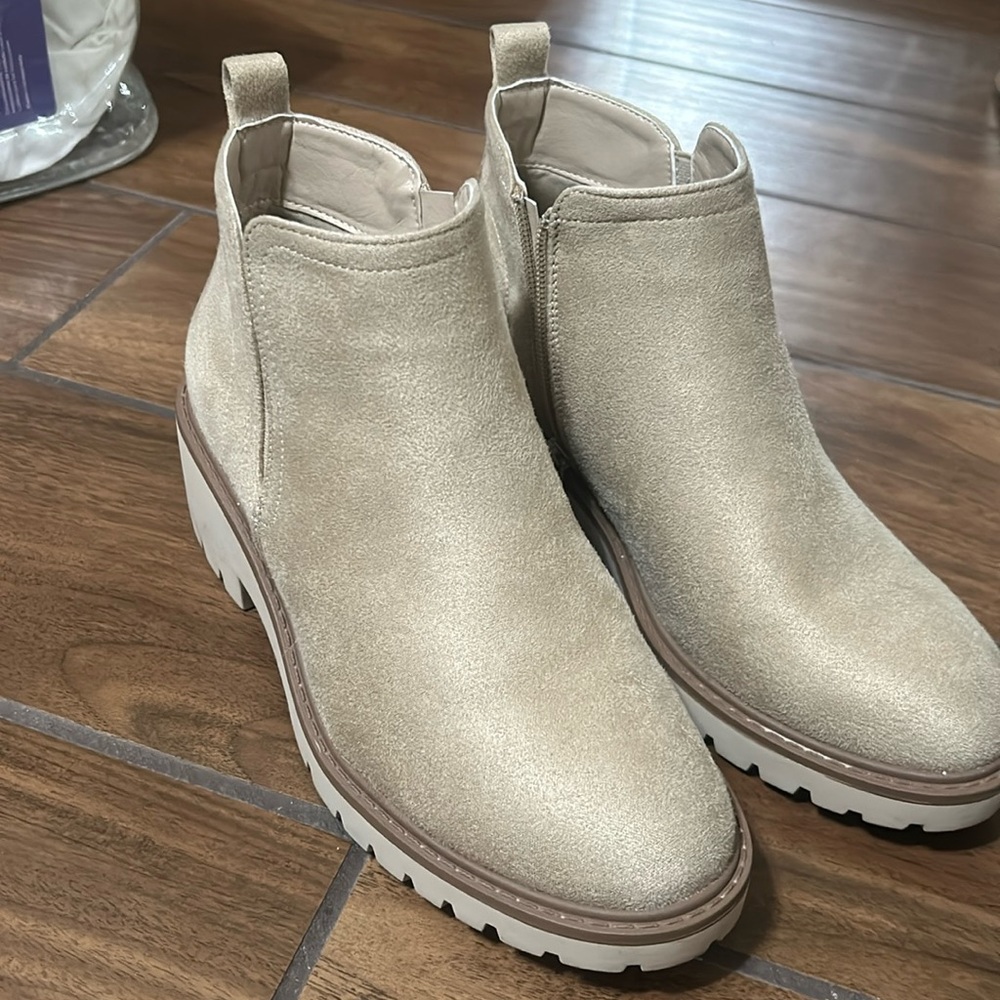 Pierre Dumas Bootie. Danielle-3 wheat colored size 7